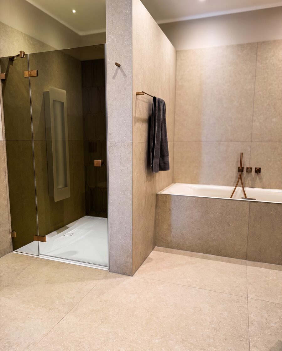 Helles Bad in Beigetoenen mit Walk-in-Dusche und Badewanne
