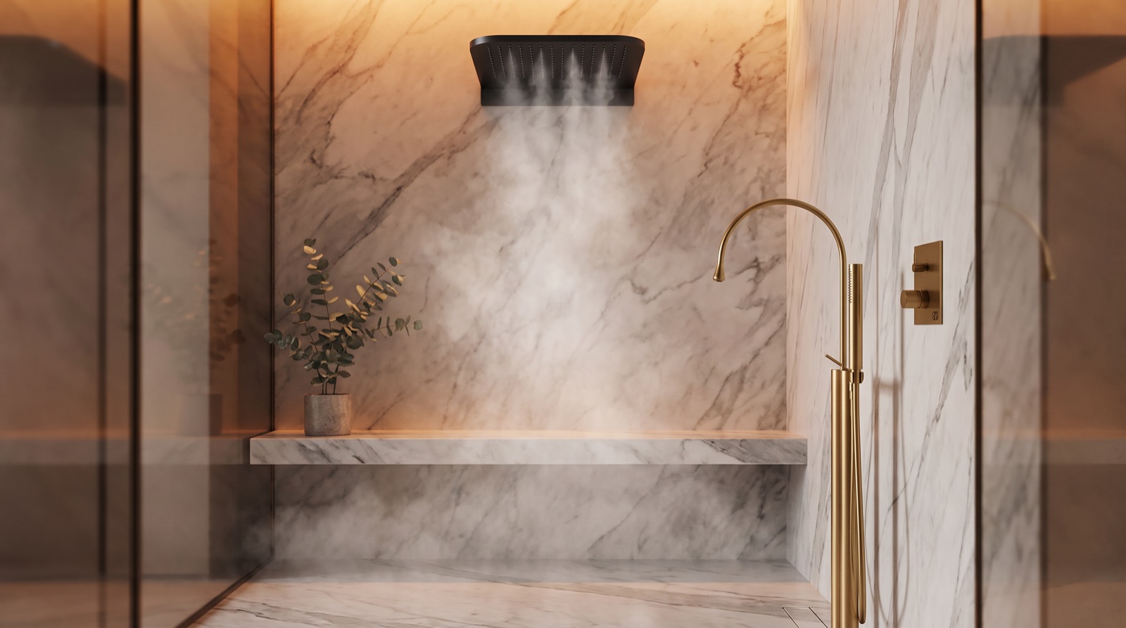 Moderne Dusche mit aufsteigendem Dampf aus einer Deckenbrause und eleganter Standarmatur in Messing vor Marmorwand